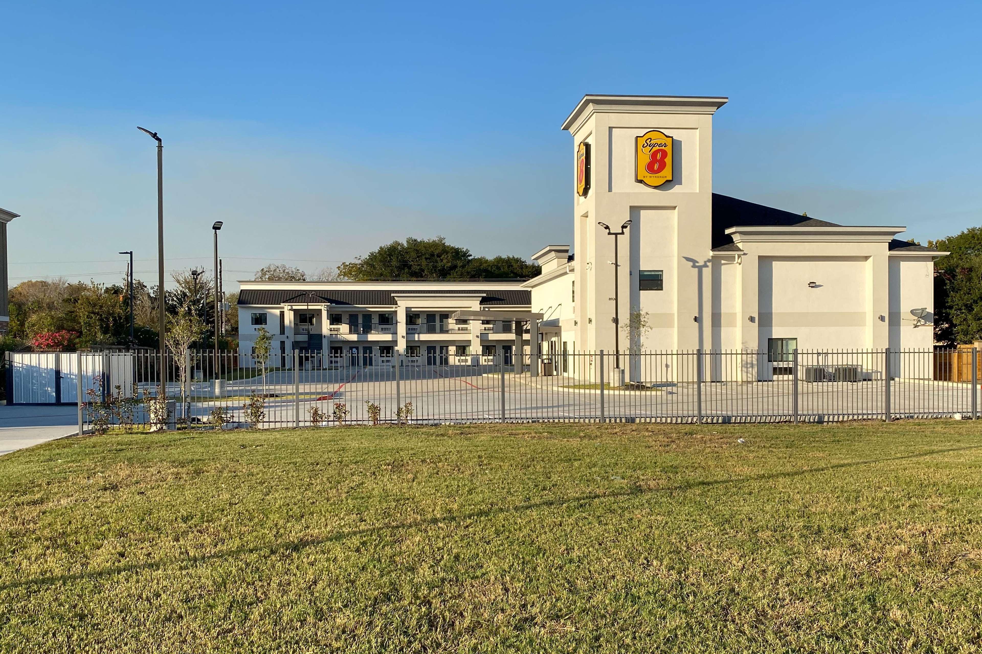 Super 8 By Wyndham Houston Nw Beltway 8-West Rd Hotel Ngoại thất bức ảnh